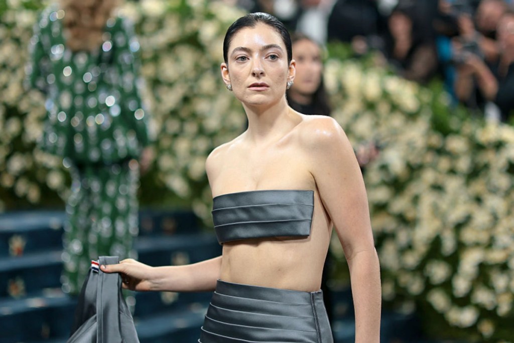 lorde-sheds-her-jacket-on-met-gala-red-carpet-to-unveil-revealing-look-