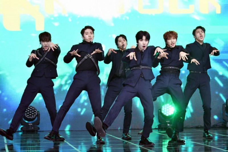 singer-comes-out-as-gay-during-concert