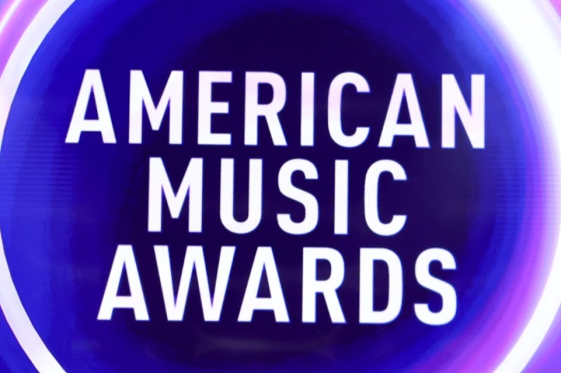 singer-songwriter-rocks-bright-green-hair-at-american-music-awards