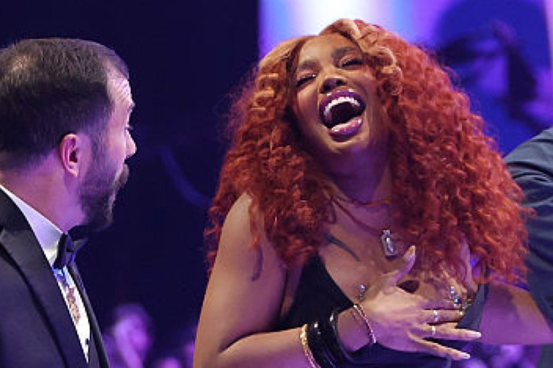 sza-risks-wardrobe-malfunction-in-tight-fitting-dress-at-amas