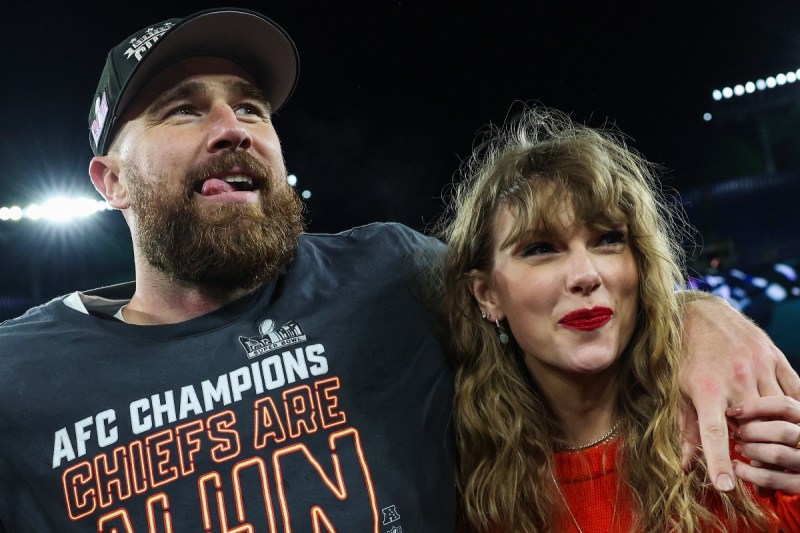 taylor-swift-and-travis-kelce-celebrate-mothers-day-in-philadelphia