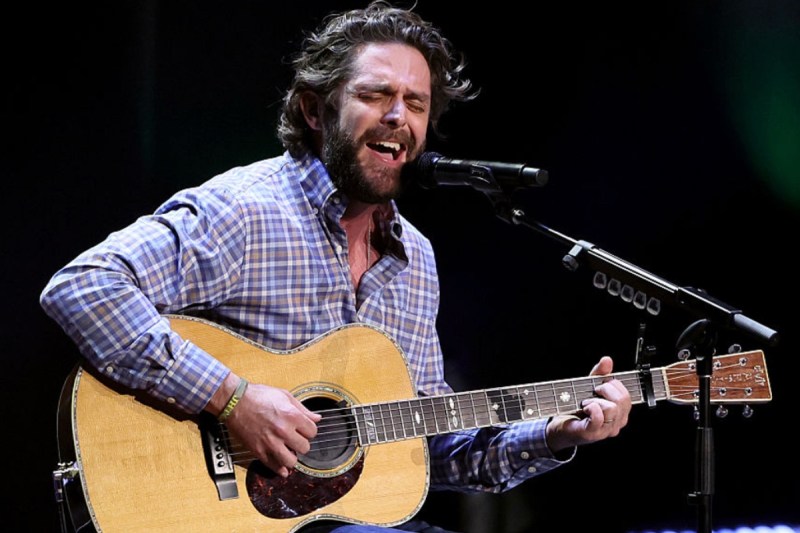 thomas-rhett-suffered-concerning-injury-during-recent-concert