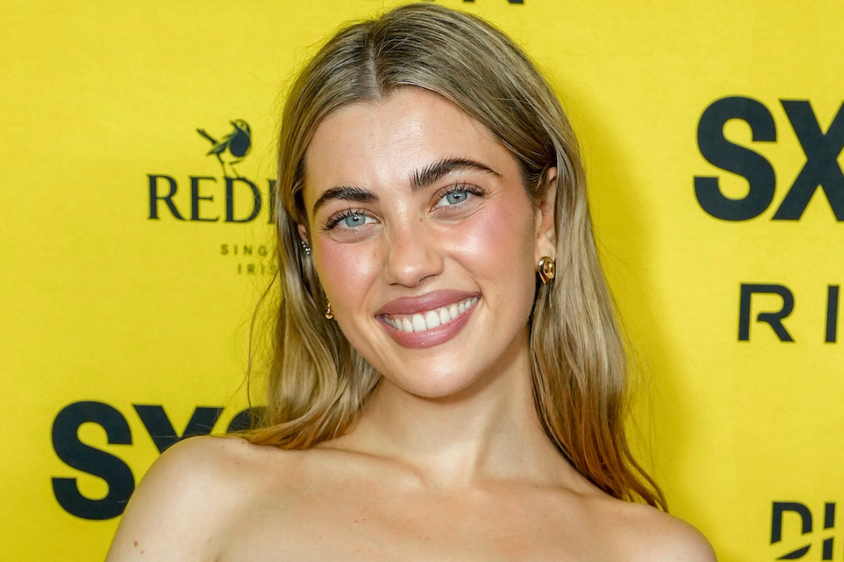 actress-amelie-zilber-ditches-her-top-for-seaside-shot