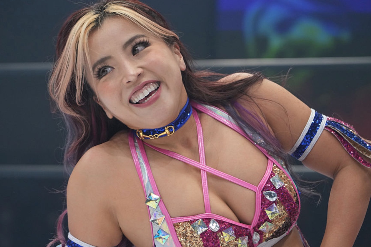 aew-star-mina-shirakawa-wows-in-short-shorts-while-visiting-arizona
