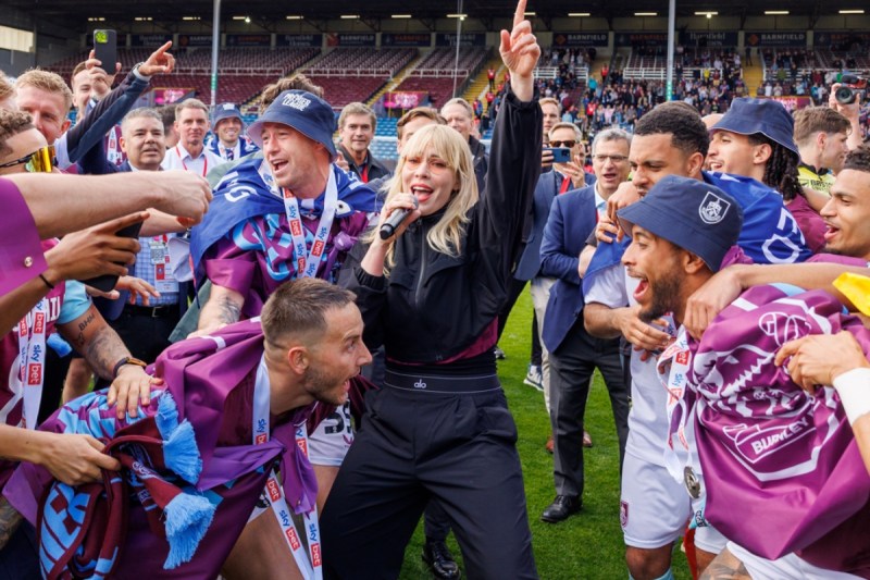 beloved-pop-singer-announces-surprise-concert-after-bonnaroo-cancellation