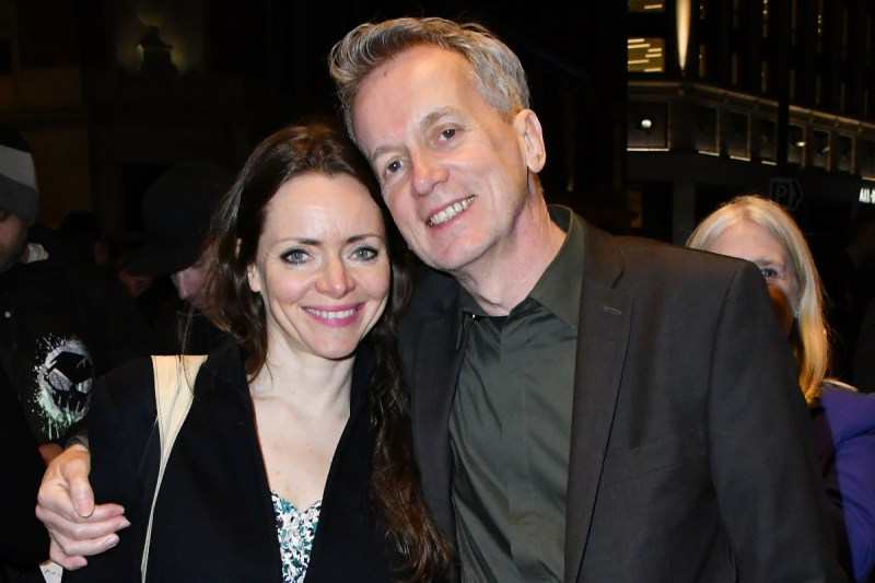 comedian-finally-marries-girlfriend-of-24-years-after-she-rejected-4-proposals