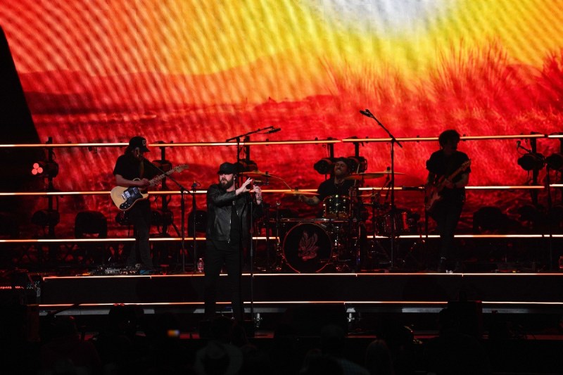 country-singer-faces-health-setback-breaks-tough-news-to-fans