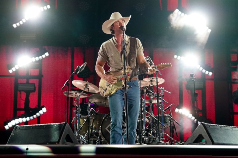 country-singer-spotted-serving-bbq-at-his-nashville-bar