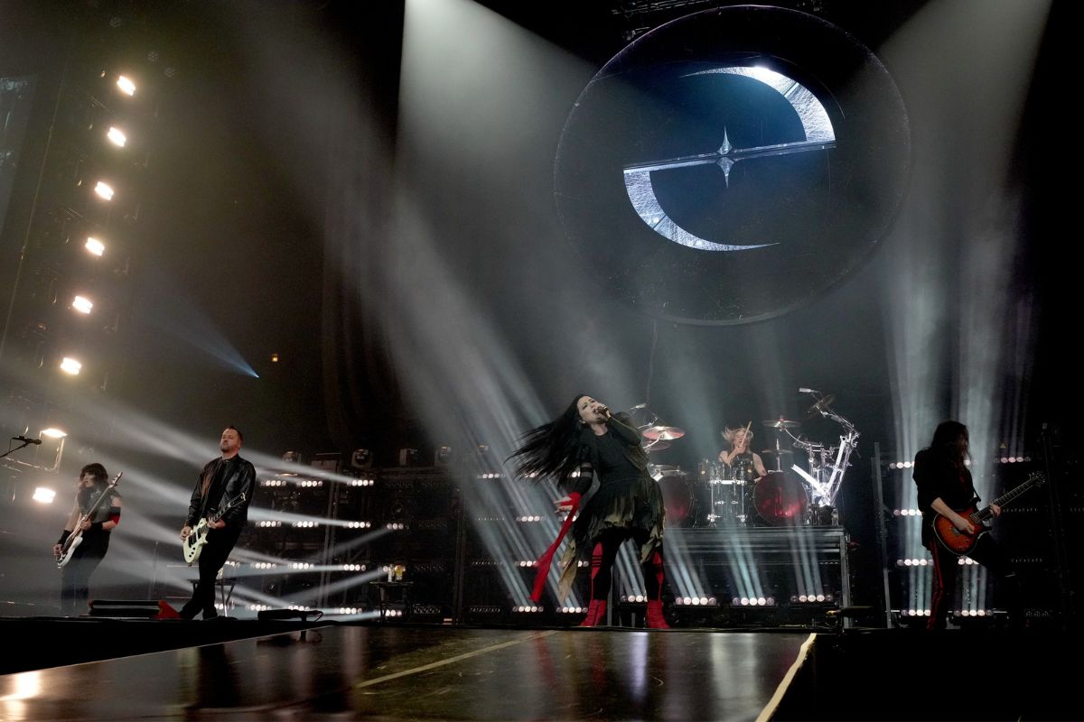 evanescence-rocker-quits-music-industry-i-just-cant-identify-with-todays-attitude-and-values