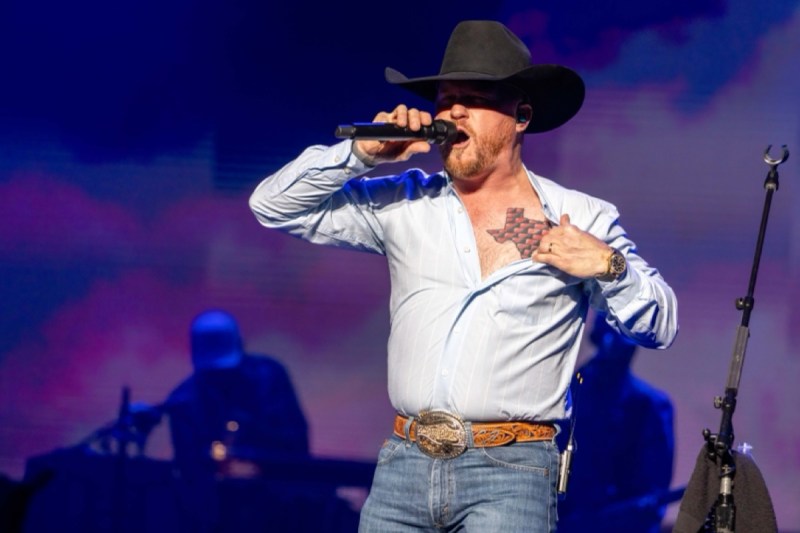 fight-breaks-out-as-country-music-star-performs-god-bless-america-during-concert