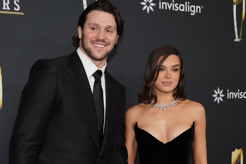 hailee-steinfeld-ties-knot-josh-allen