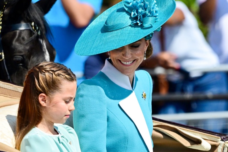 kate-middleton-and-princess-charlotte-twin-in-blue-at-king-charles-birthday-parade