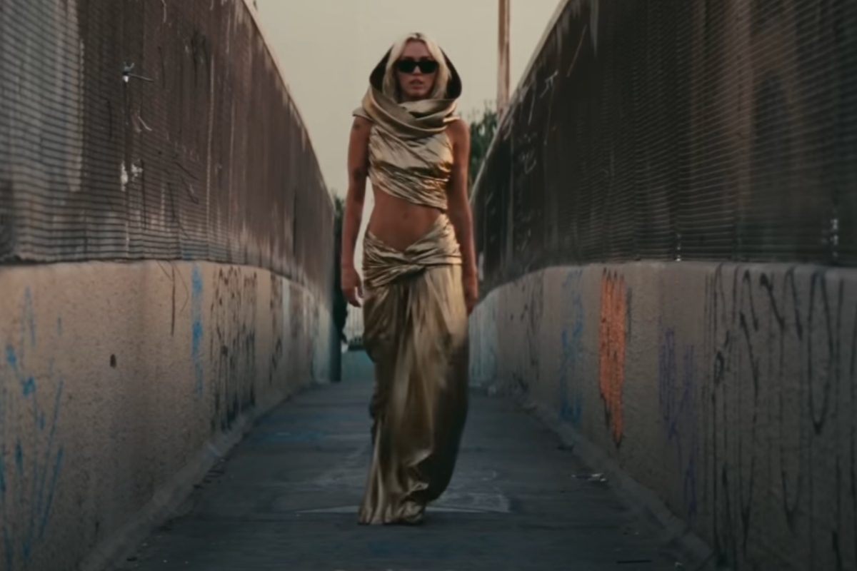 Miley Cyrus Sets the Record Straight About Who Inspired Her 'Flowers' Music Video Gold Dress Miley Cyrus Sets the Record Straight About Who Inspired Her 'Flowers' Music Video Gold Dress