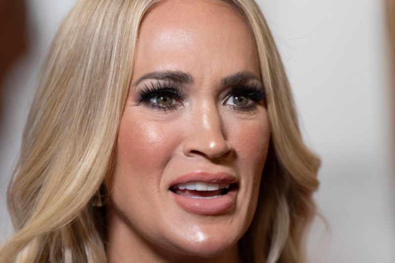 snake-surprises-american-idol-judge-carrie-underwood-in-her-orchard