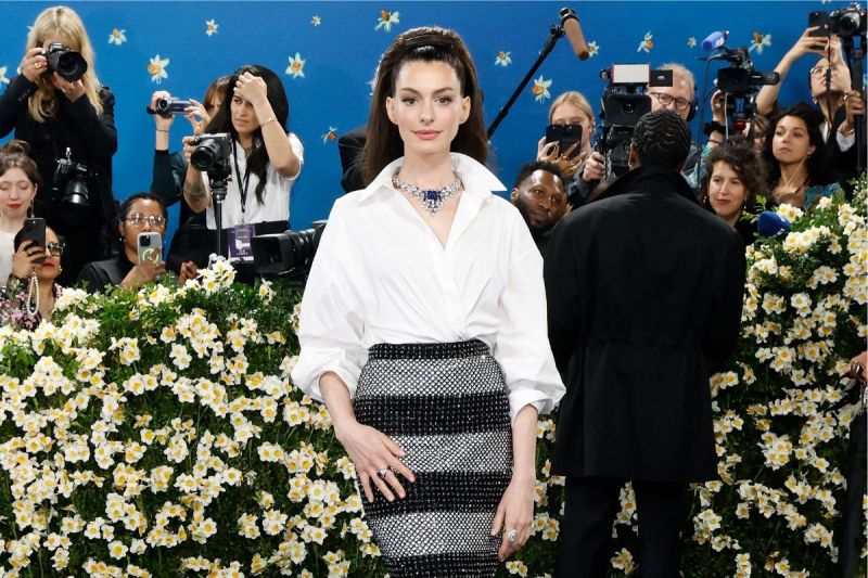 anne-hathaway-broke-down-set