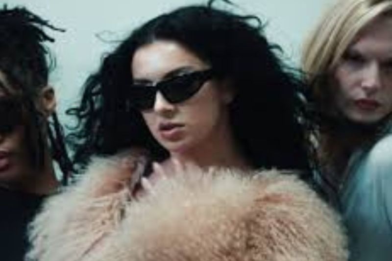 charli-xcx-models-matching-pink-set-in-mirror-selfie