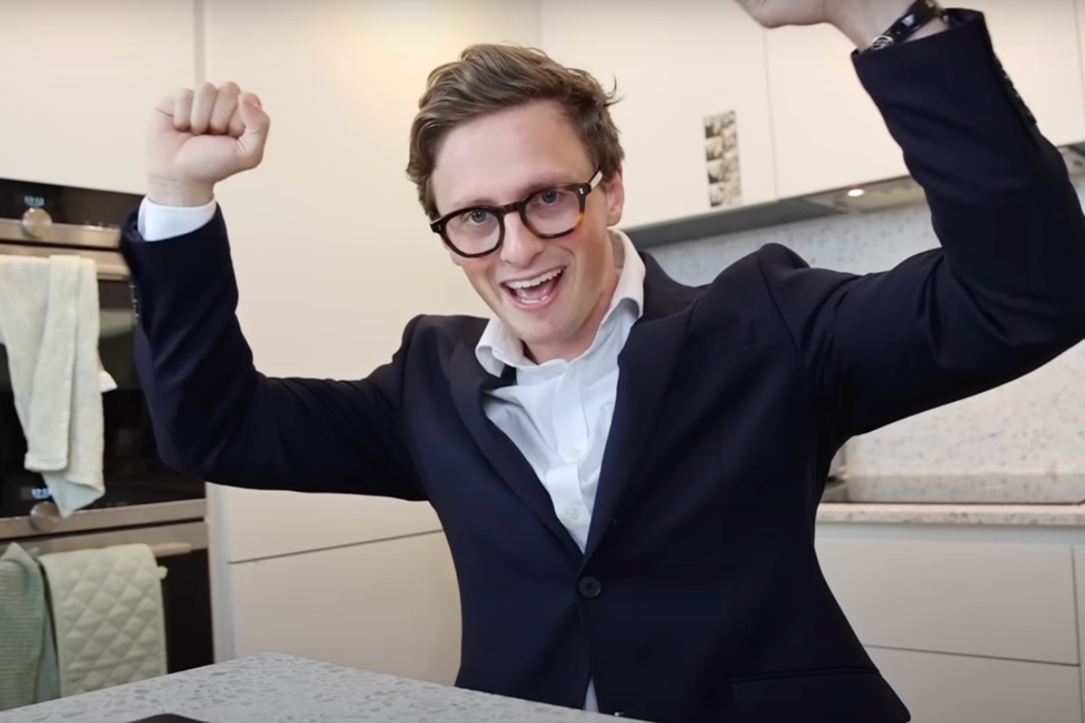 comedian-stages-his-own-death-and-funeral-to-get-airline-ticket-refunded