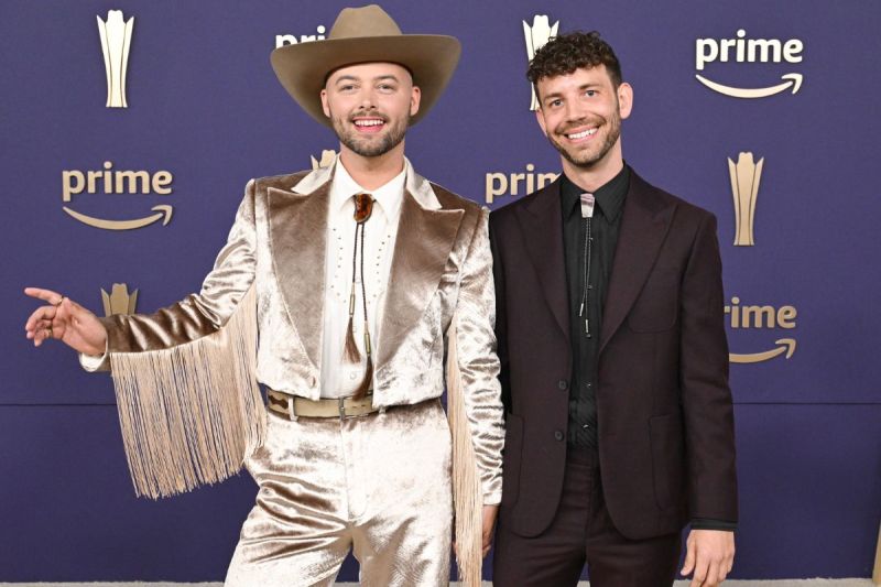 country-singer-and-his-partner-marry-in-arizona-ceremony