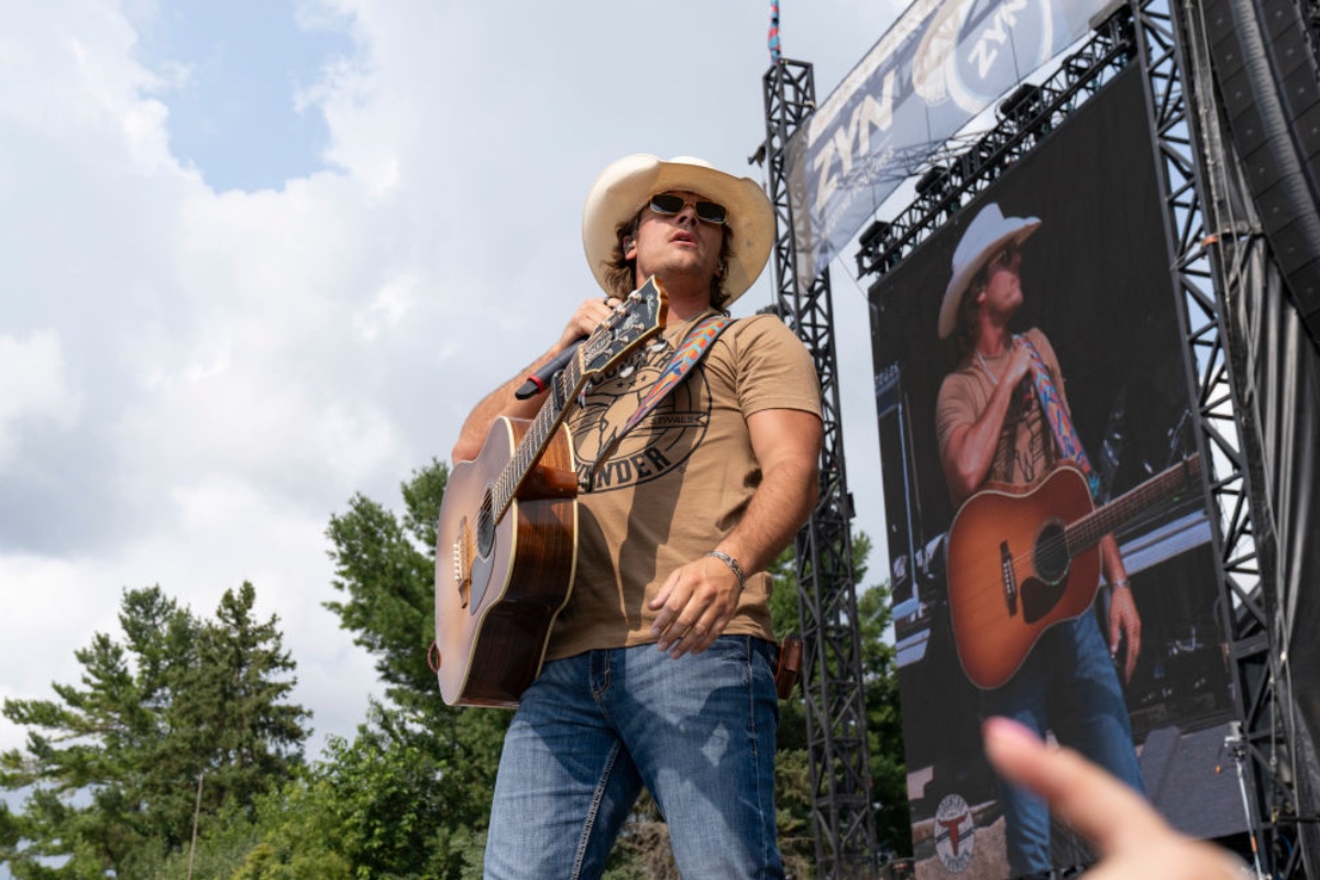 country-singer-calls-out-fan-for-rudely-disrupting-tribute-to-late-sister