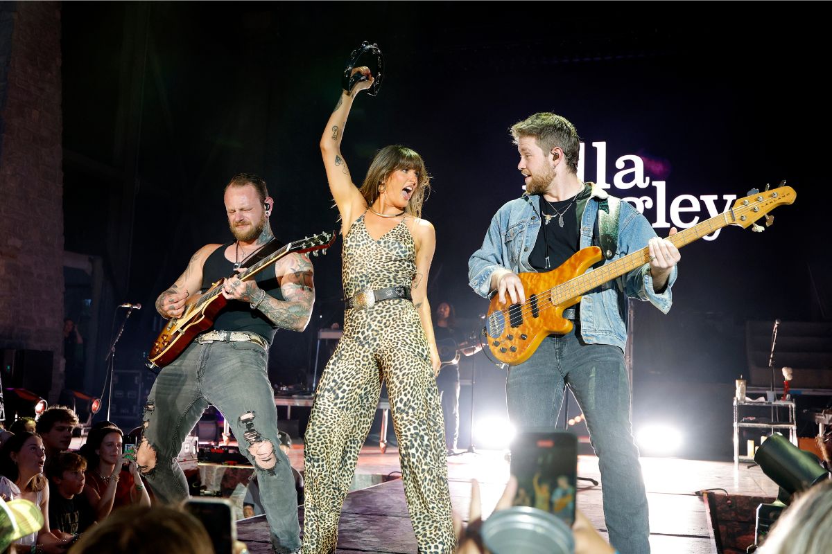 country-singer-music-festival-performance