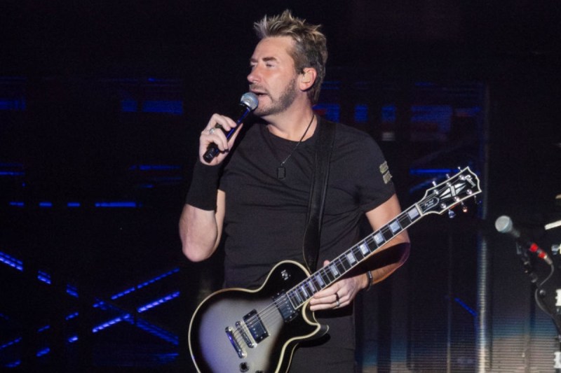 famous-country-singer-jumps-off-stage-during-concert-clashes-with-nickelback-crew-member