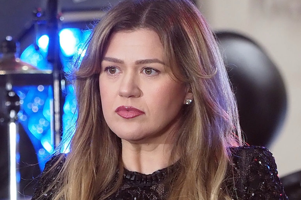 Kelly Clarkson Battles Wardrobe Malfunction During Concert