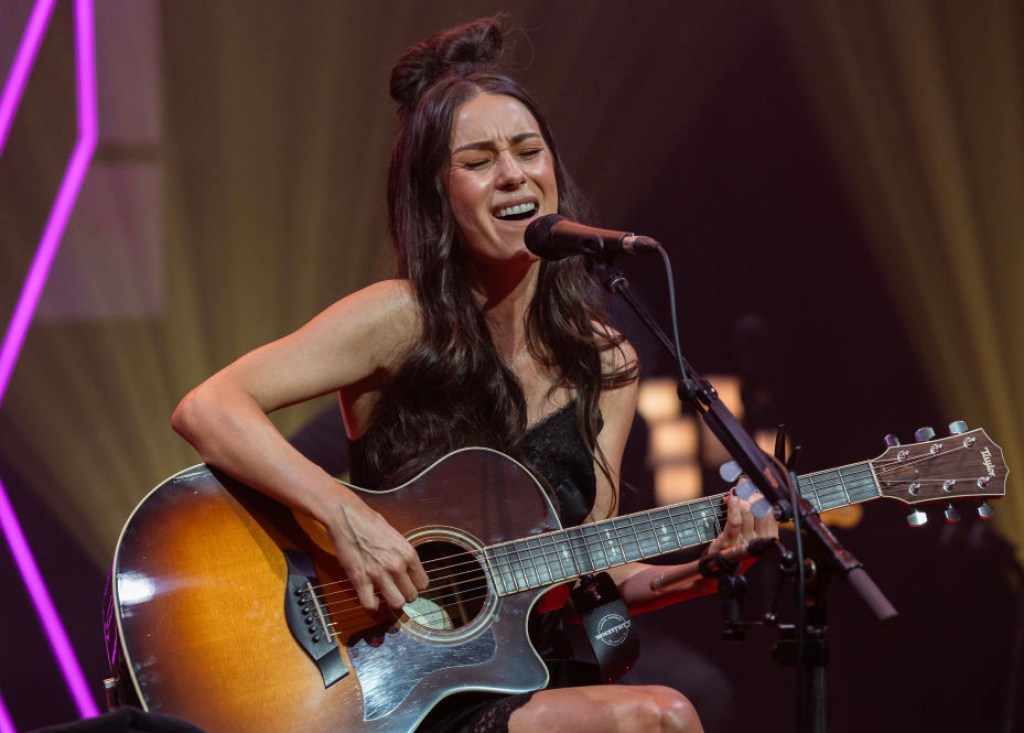 pop-singer-songwriter-hits-back-hard-at-fan-who-criticized-her-appearance-dont-give-a-f-if-you-live-or-die