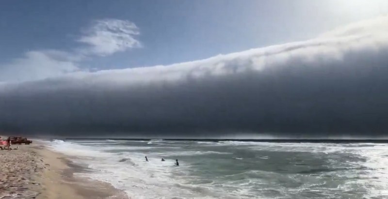 Rare “Tsunami Roll” Cloud Rolls Over Portugal Beaches, Shocking Beachgoers