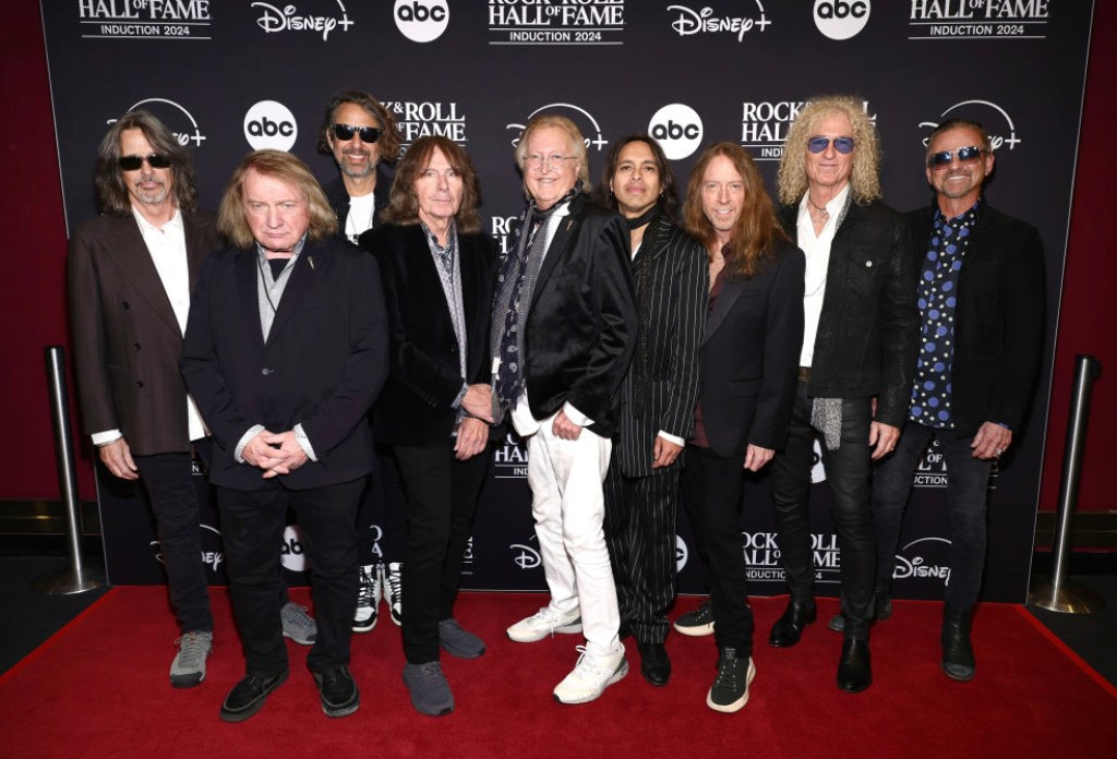 rock-and-roll-hall-of-famers-scrap-farewell-plans-replace-lead-singer-to-continue-touring-fullgroup