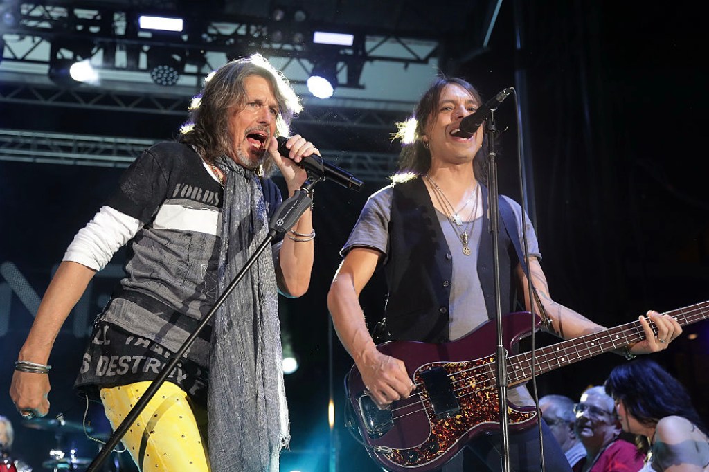 rock-and-roll-hall-of-famers-scrap-farewell-plans-replace-lead-singer-to-continue-touring.