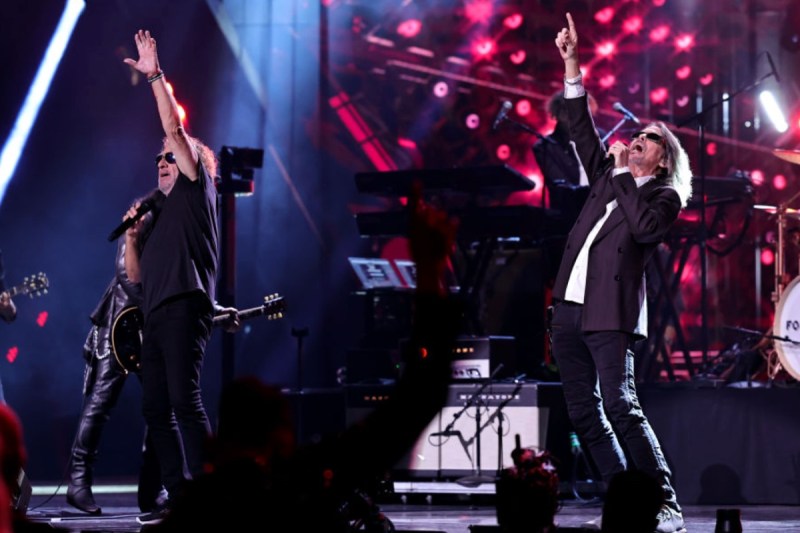 rock-and-roll-hall-of-famers-scrap-farewell-plans-replace-lead-singer-to-continue-touring