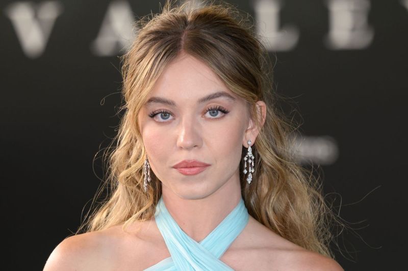 sydney-sweeney-attended-the-bezos-wedding-even-though-shes-not-friends-with-either-the-bride-or-groom-per-source