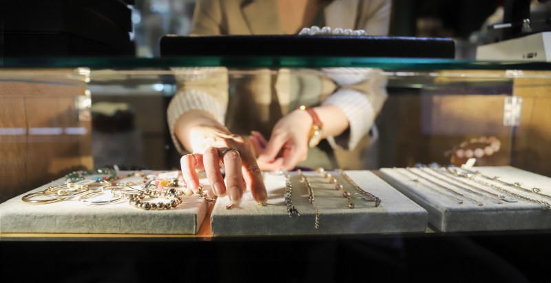 $2 Million Jewelry Store Robbery Happened Yards Away From Police Chief Enjoying Lunch