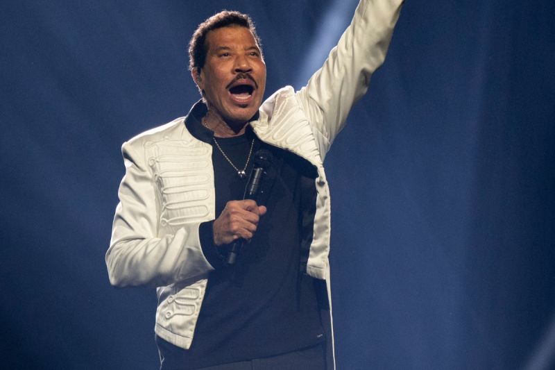 911-call-lionel-richie-home-police