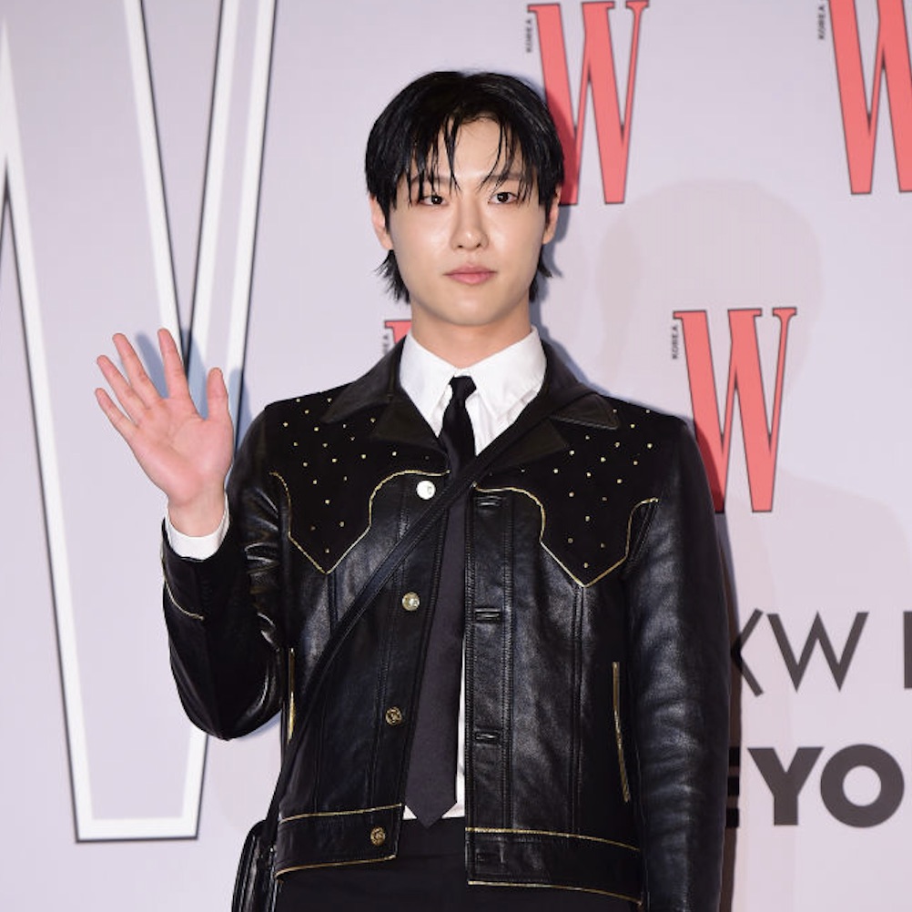 beloved-singer-completes-military-service-tells-fans-thank-you-so-much-for-waiting.