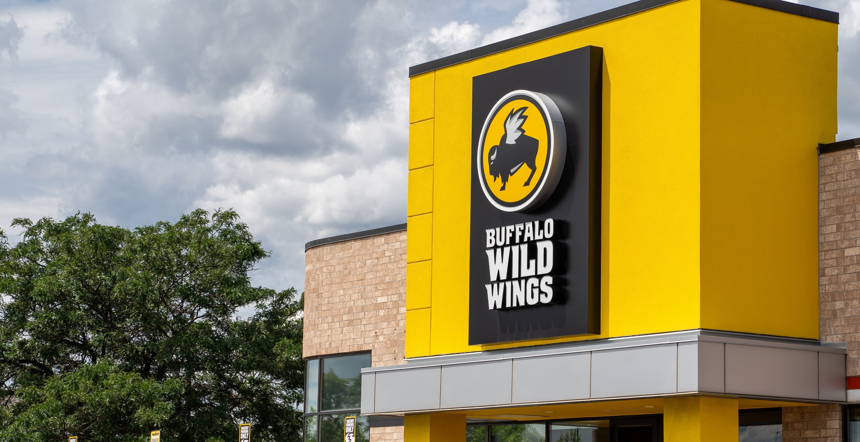 Buffalo Wild Wings Server Under Fire For Following Teen To Bathroom