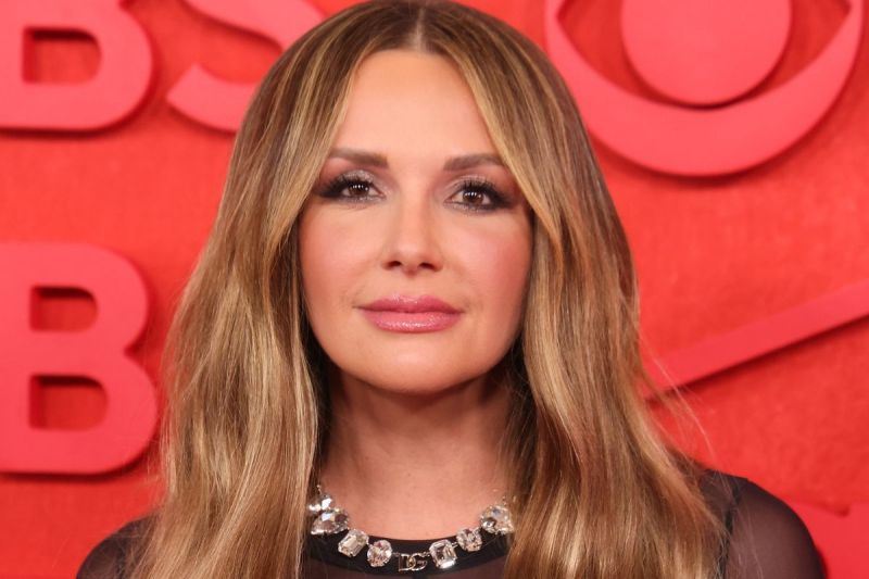 carly-pearce-rushes-to-er-after-glass-bottle-incident