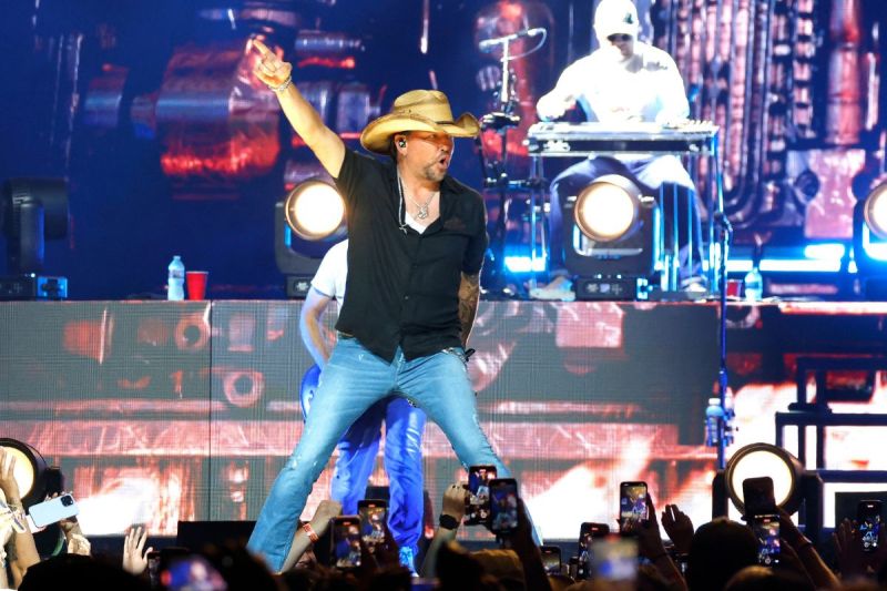 country-music-stars-wife-has-relatable-parenting-experience-at-urgent-care