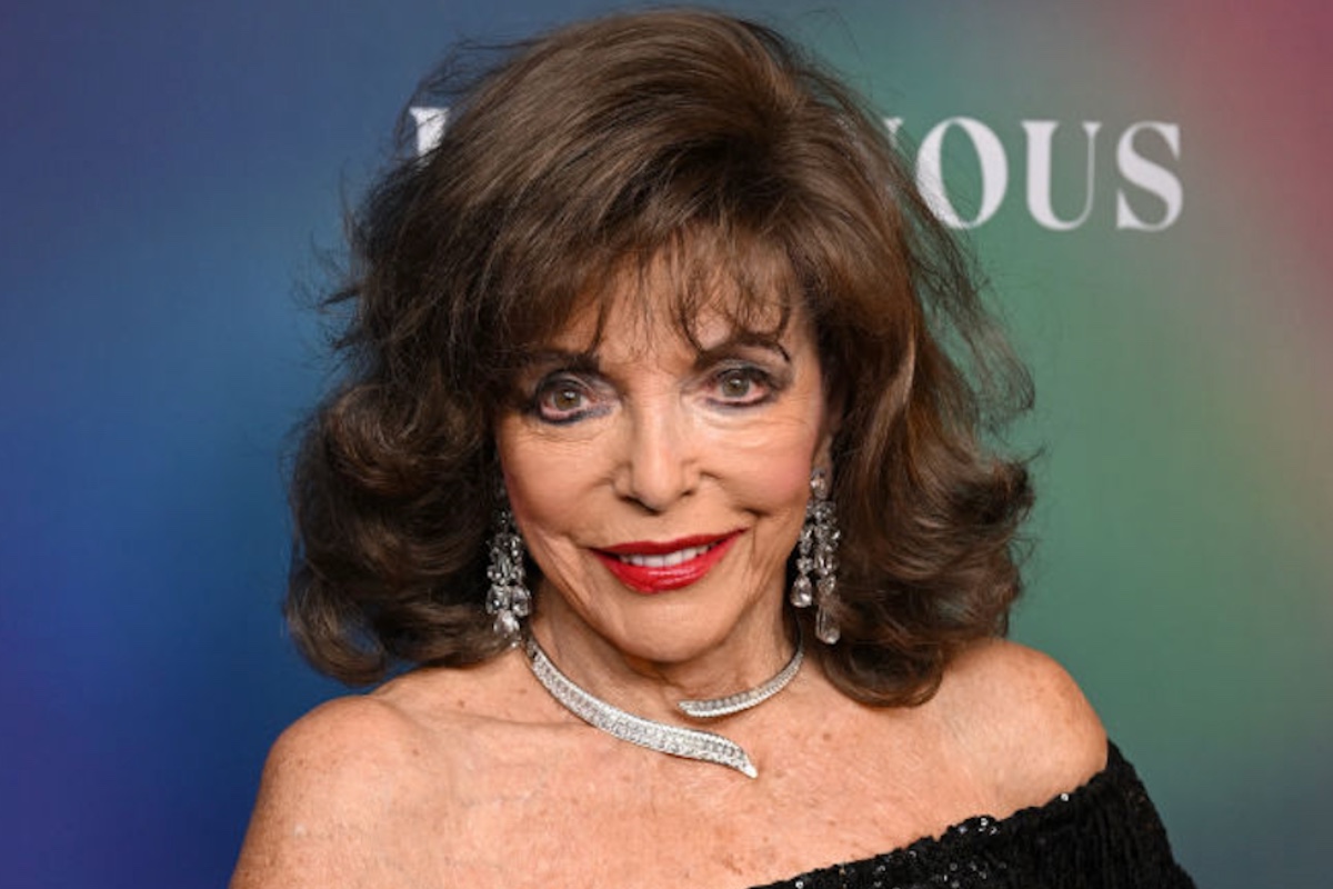 joan-collins-92-stuns-poolside-in-bold-swimwear