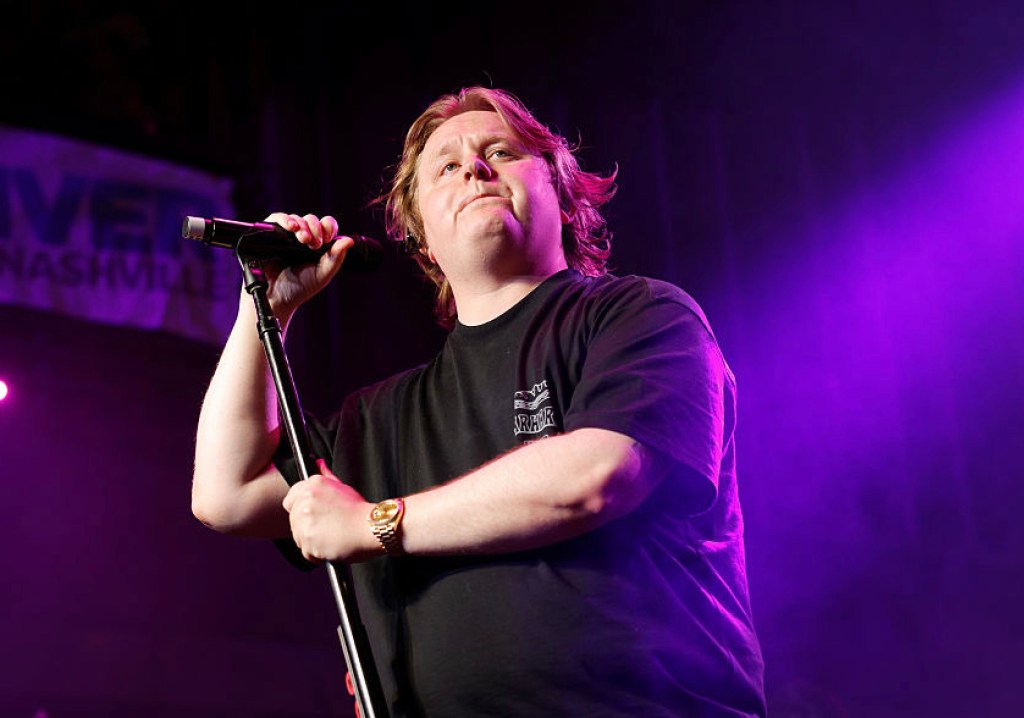 major-pop-singer-to-cover-costs-for-734000-hours-of-fans-therapy-after-his-own-mental-health-struggles