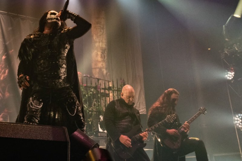 metal-frontman-proposes-to-partner-on-stage-during-concert