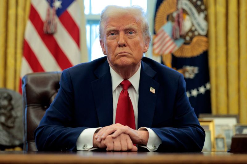 Oscar-winning actress Emma Thompson says Donald Trump asked her out on the same day she divorced her first husband, Kenneth Branagh.