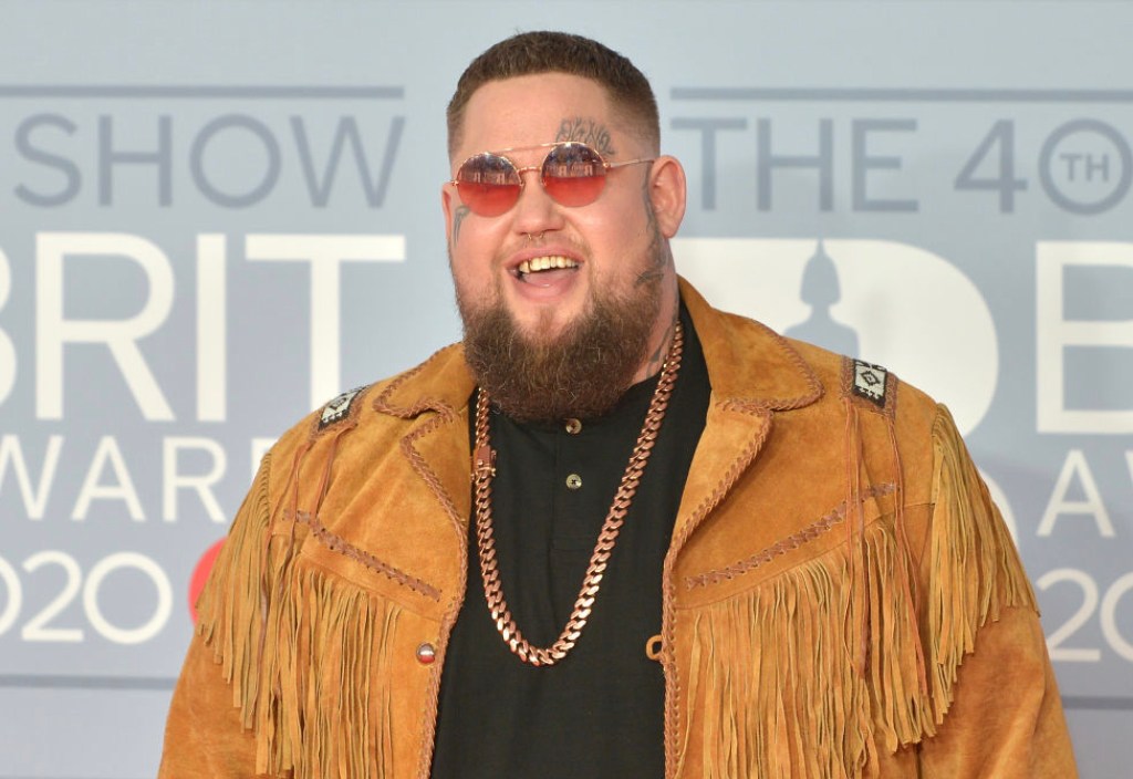 popular-singer-falls-ill-cancels-concert-to-seek-medical-care