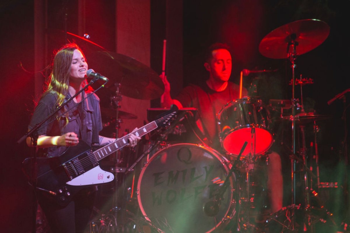 rock-musician-calls-out-major-airline-for-destroying-her-guitar