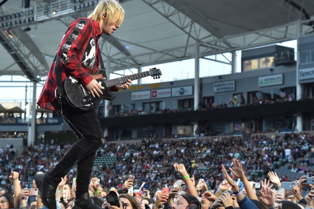 rockstar-reveals-his-wife-is-pregnant