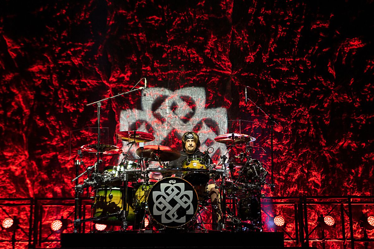 2000s-rockstar-to-stop-touring-due-to-hashimotos-disease-symptoms