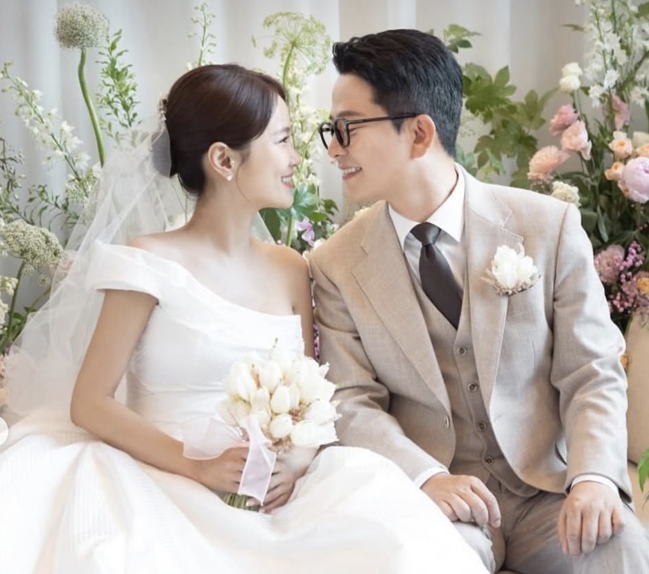 a-beloved-comedian-couple-wed-over-the-summer