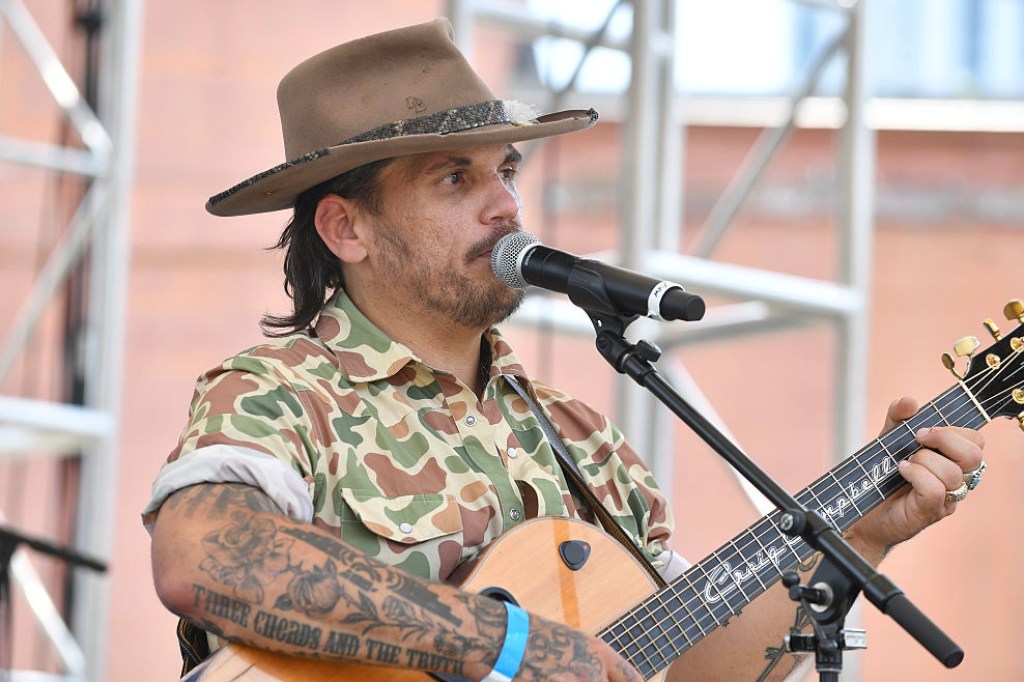 country-singer-removed-from-stage-after-erratic-behavior-admits-to-fans-hes-not-ok