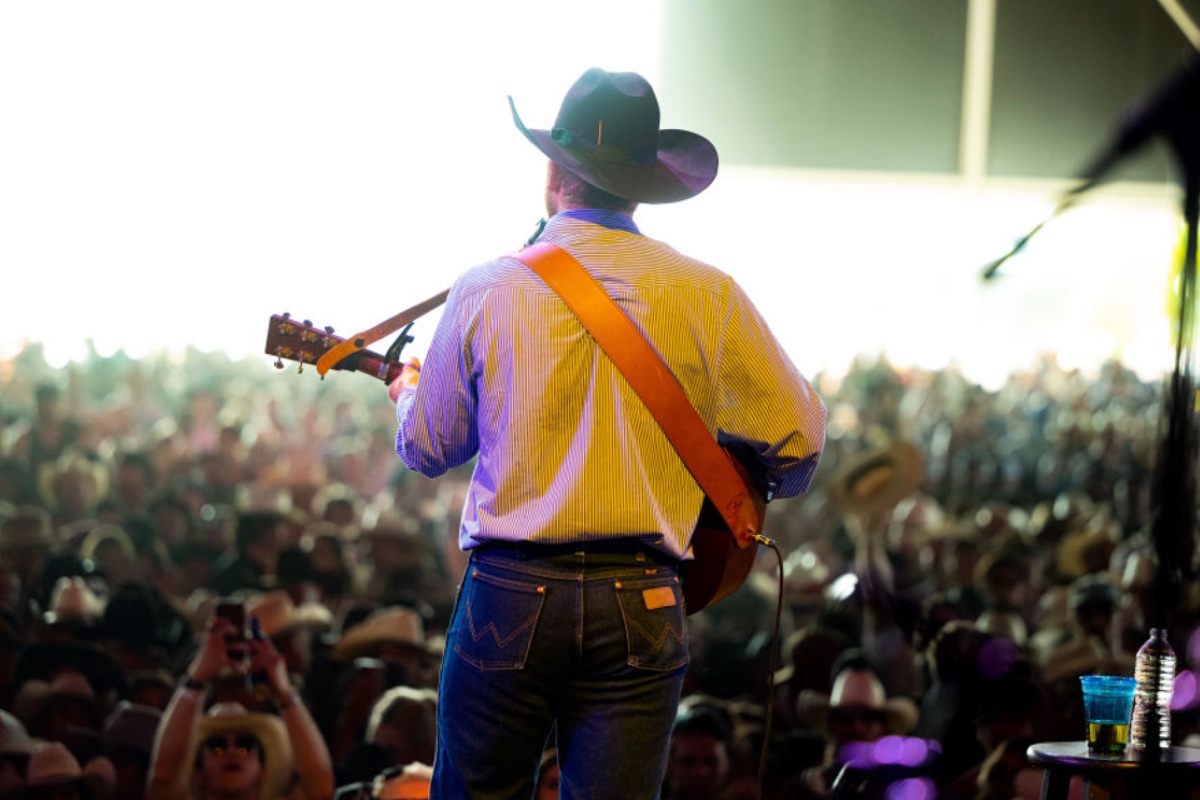 fan-favorite-country-singer-takes-a-shot-at-the-mainstream