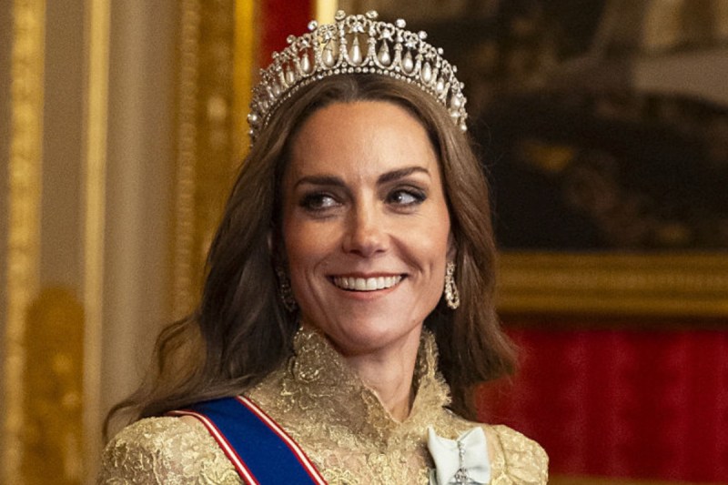 kate-middletons-tiara-game-is-hair-to-impress-at-banquet